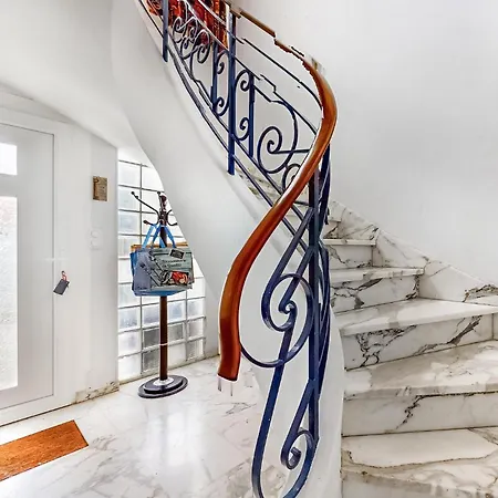 2 Bedroom Awesome In Apartment Royan