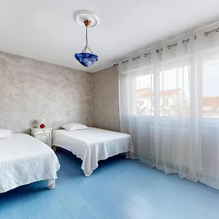 2 Bedroom Awesome In Apartment *