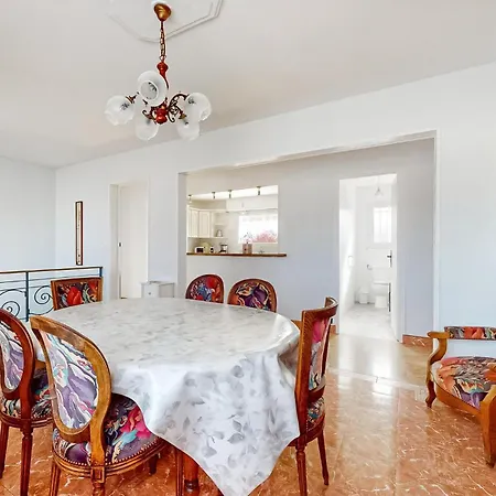 Apartment 2 Bedroom Awesome In Royan