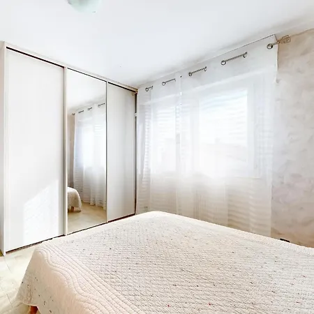 2 Bedroom Awesome In Apartment