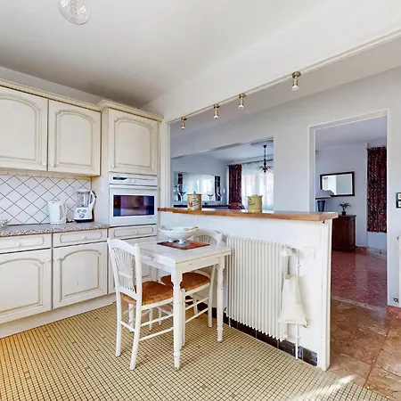 2 Bedroom Awesome In Apartment Royan