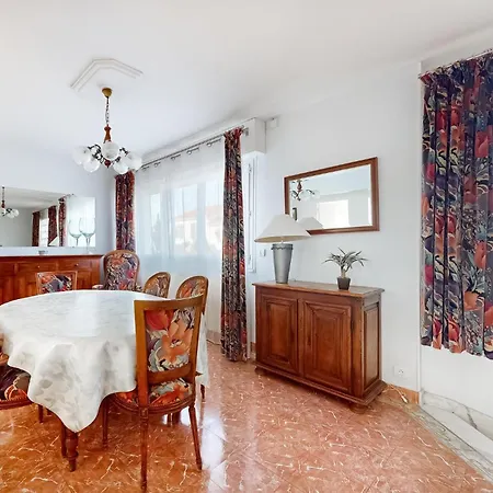 2 Bedroom Awesome In Apartment Royan