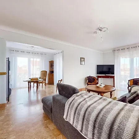 Apartment 2 Bedroom Awesome In *