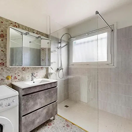 2 Bedroom Awesome In Apartment Royan